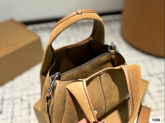 Paired with a box, the Coach Bucket Bag is simple yet not simple. This bag is versatile in meeting daily office capacity needs and offers versatile clothing options such as Clean Fit, neutral style, and mixed sports style