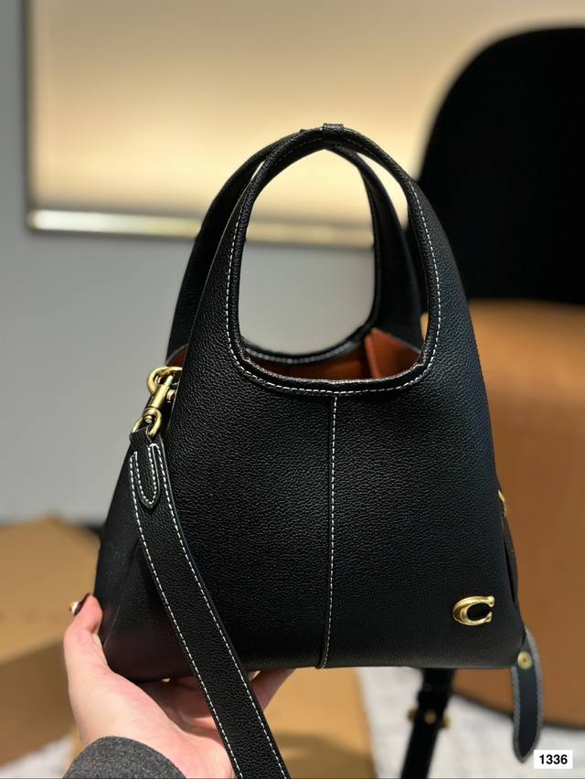 Paired with a box, the Coach Bucket Bag is simple yet not simple. This bag is versatile in meeting daily office capacity needs and offers versatile clothing options such as Clean Fit, neutral style, and mixed sports style