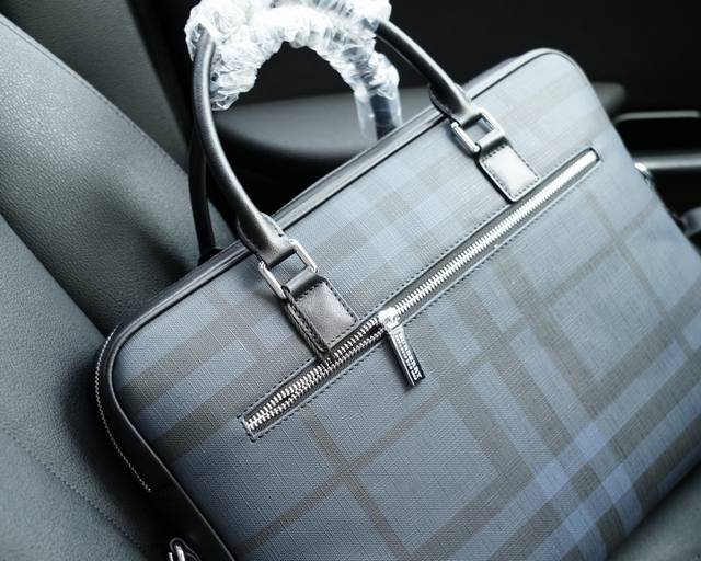 Burberry official website synchronizes high version handbag and crossbody backpack with timeless iconic products made of pure original single calf leather top hardware, non market ordinary version. This year's favorite styles of Burberry are all phot