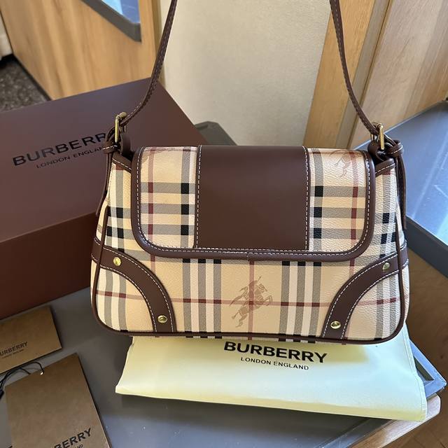 Folding gift box Burberry vintage warhorse leather armpit baguette bag Burberry cowhide armpit baguette bag is not only a classic of Fendi's vintage baguette bag, this one is also classic. The reason why people love baguettes so much is that