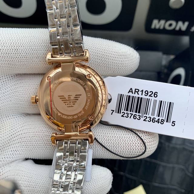 The original Armani Starry Sky women's watch model ar1926 features a gold and Ar1925 silver dial with a diameter of 32mm and a 316 stainless steel strap. Armani Starry Sky's diamonds are made of imported Swarovski crystal diamonds, including regular