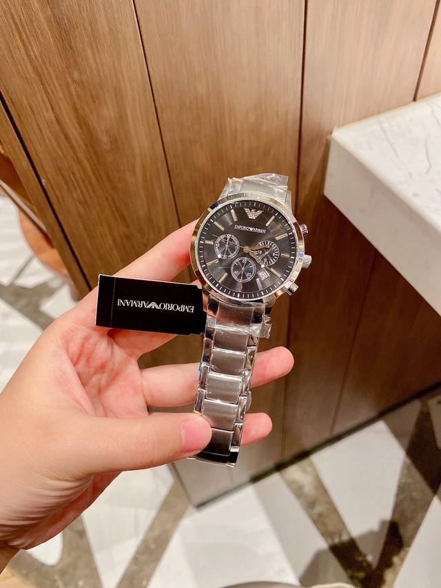 The true original Armani Renato series details can be seen in the high-quality and fashionable men's watch, the noble Iron Prince, with a deep and elegant black large dial and three eye multifunctional business quartz watch. The dial diameter is 43mm