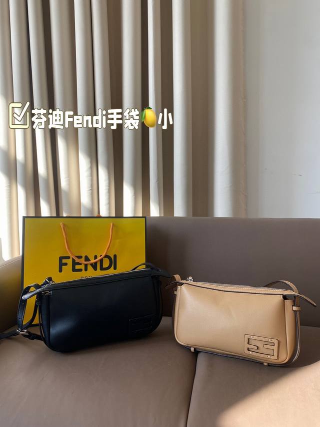 The small-sized folding box Fendi is here, a very practical and versatile bag. Fendi handbag, a soft shoulder bag unveiled at the 2024-25 autumn and winter fashion show, inspired by the collection style of the early 1990s, is made of jacquard fabric