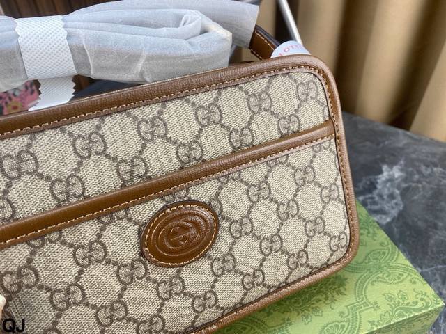 Comes with a full set of Gucci camera bags with double G stickers that are low-key yet recognizable, simple, clean, and refreshing. The square shaped bag has a retro college style, unisex, versatile, and suitable for both men and women all year round