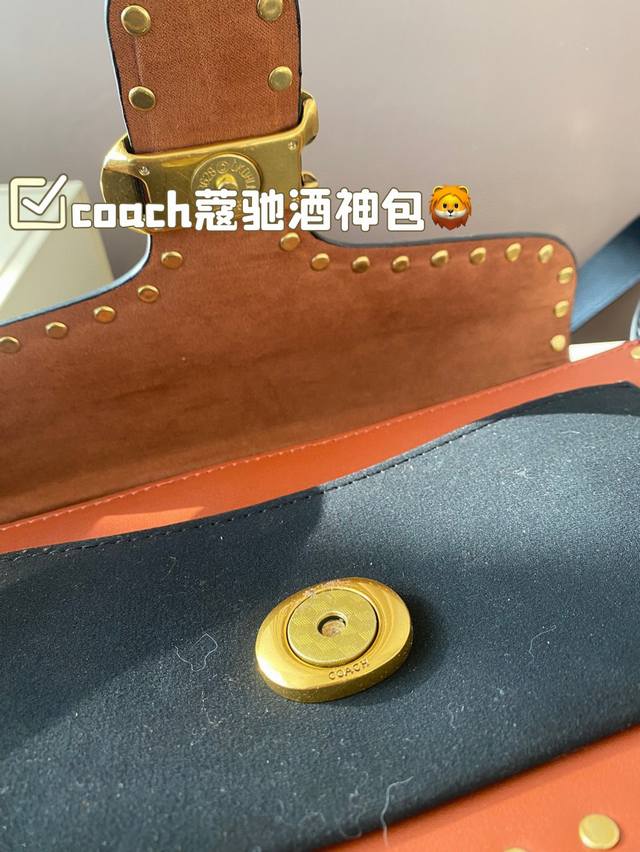 The color matching of Coach Coach's Wine God Bag this time is simply a fairy color scheme! High in appearance and versatile, suitable for both handheld and crossbody use, this is the Coach Wine God! Cute and able to pretend! Handheld crossbody looks