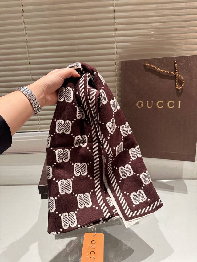 High end cashmere scarf gift box packaging Gucci classic scarf made of genuine materials! This scarf is suitable for spring, autumn, and winter! It looks great as a shawl! Brighten skin tone! The upper body effect has a very strong aura, with a soft