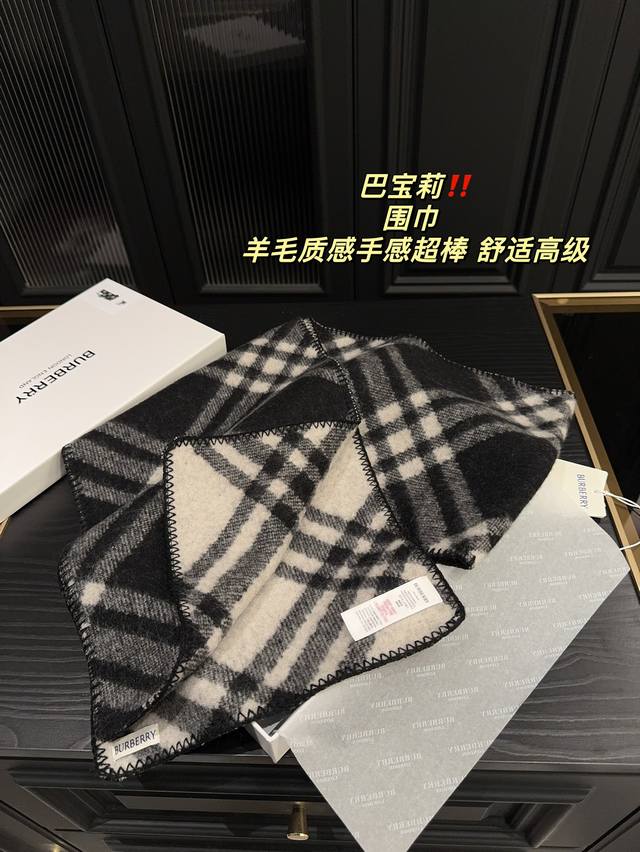 The low-key luxury of pairing Burberry scarves with boxes! This Burberry scarf is extremely easy to match, suitable for both men and women. The more you look at it, the more you love it, the more fashionable it becomes, and the more you look at it, t
