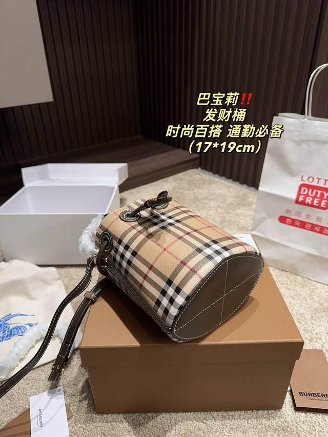 Equipped with a folding box size of 17.19, Burberry Wealth Bucket features a classic design that creates unbeatable items in the fashion industry! Brand supplied checkered coated canvas to enhance durability. Add cowhide edging to enhance fashion sen