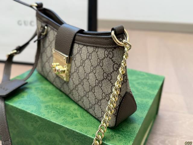 The new product of Guccipadlock 2024, Hobo, is lighter and has smoother and more natural lines compared to the Padlock that was released before. The hardware part will not collapse very much, and the bottom of the package is made of leather shaping a