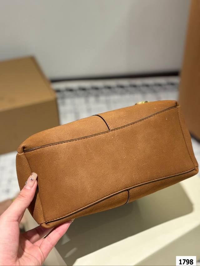 The gift box packaging of Coach's new Lana basket is really versatile! Both handheld and crossbody are suitable for comfort, with a perfect score. The entire bag only has a simple metal small C logo, which is simple yet low-key. The whole body is mad