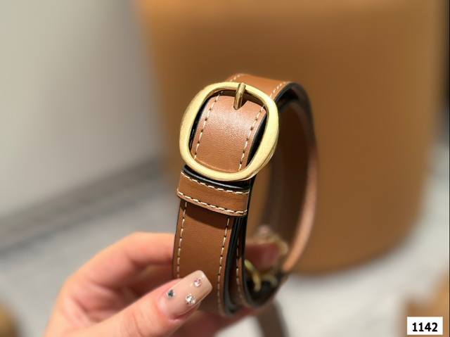 Paired with the new Kouchi armpit bag, the spicy girl style is also too cool. The new product is so beautiful, and the new bag shape is great for carrying. It's really cool. Family size: 25 15: