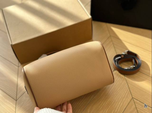 Airplane box size 24 * 16cm, Coach Boston Pillow Bag, retro and elegant, full of high-end feeling, moderate size, suitable capacity, touching, casual and formal wear can be easily controlled: