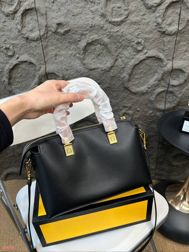 Comes with a folding box and Fendi pillow bag. By The Way, it has a large capacity and is cute and can be carried by hand or slung over the body. It can be sweet or salty! Size 27.18Cm: