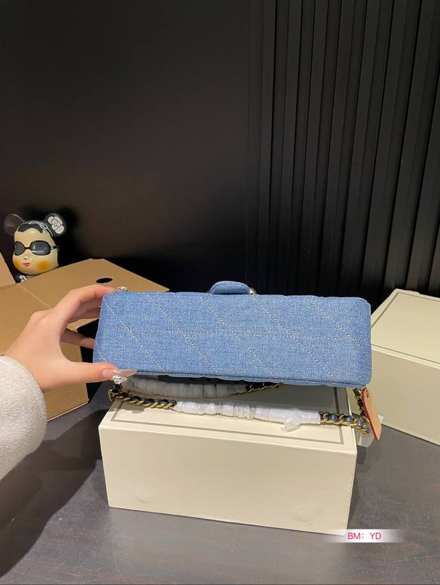 Small size, large size with folding box Coach Coach new denim retro and fashionable, lightweight new denim series is also cool, very suitable for spicy girls to carry. Size: large 27 * 14, small 21 * 11: