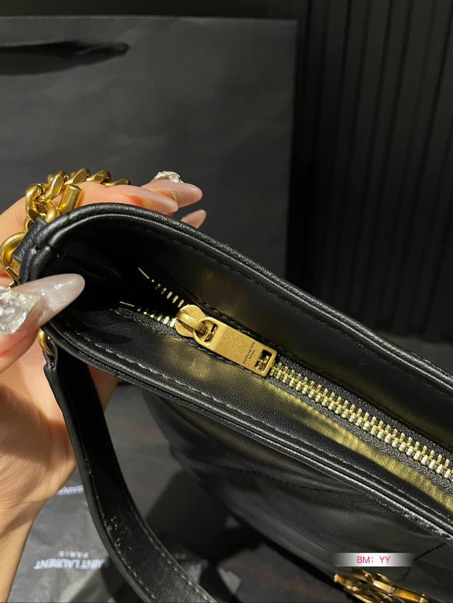 Saint Laurent Ysl tote bag Versatile, classic, and exquisite, this truly super invincible, super cute, and fairy like bag is a daily must-have for young ladies. Size: 23 * 28
