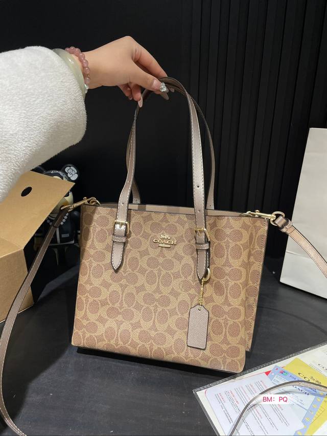New Coach Mollie25 tote bag for Valentine's Day in January 24, with box matching. The latest shopping bag from Coach Coach OEM factory is shipped with top-quality shiny hardware logo and practical style. Multi purpose lining. lo: