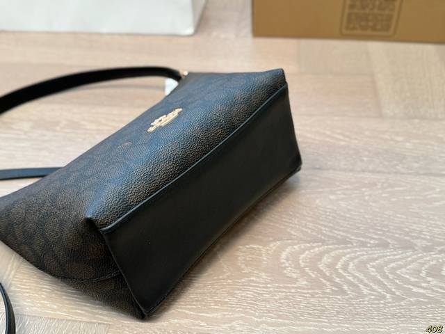 The airplane box, Coach armpit bag, has a high-quality texture, super large capacity, and durability. It can be worn on the street for daily use with a 100% return rate. It is this casual and lazy feeling. Size 20 15: