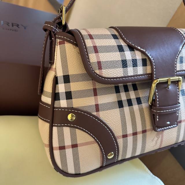 Folding gift box Burberry vintage warhorse leather armpit baguette bag Burberry cowhide armpit baguette bag is not only a classic of Fendi's vintage baguette bag, this one is also classic. The reason why people love baguettes so much is that
