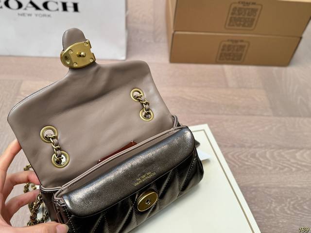 The small folding box of the Coach Tabby wine god bag is not only practical and versatile, but also very distinctive and attractive. I really love this simple style. It is very easy to wear and can be carried on the back. Both practicality and beauty