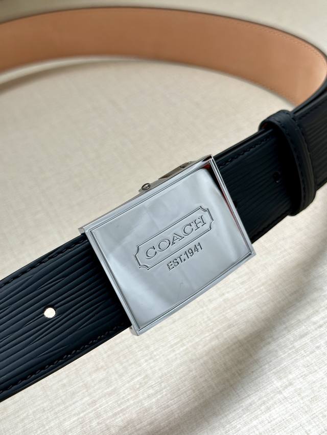 As a well-known fashion brand, Coach with a width of 3.5cm often cleverly integrates its brand logo into the design of the belt, such as printing the brand's initials, patterns, etc. on the buckle or belt, which not only highlights the brand's identi