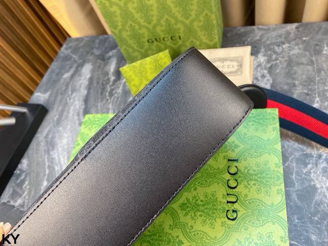 The Gucci camera bag comes with a full set of packaging and looks really good. The Gg Supreme material is full of fashion sense, and the red and blue nylon striped webbing and the black and gray brand logo pattern presented with ingenuity complement