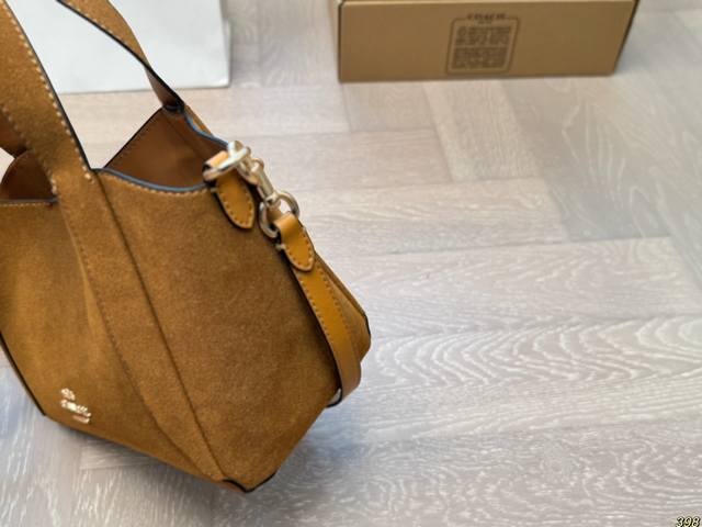 Aircraft box with pendant Coach handbag Perfect for daily commuting cool and cute Extreme beauty Perfect girl is you Size 21 17: