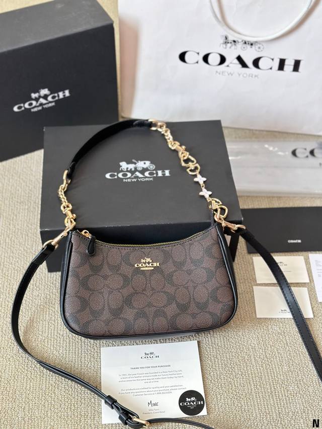 The leather version comes with a pendant. Coach and Coach's hottest underarm bag comes with the Teri series' hottest underarm bag featuring snake skin embossed design. The upgraded version of the large mahjong bag can just expose the side when worn u
