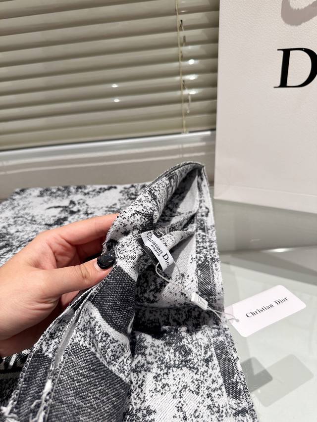 The new autumn and winter college style double-sided scarf has a thick, soft and super versatile feel, making it a fashionable item that can be used as a scarf or shawl! One side is decorated with the 