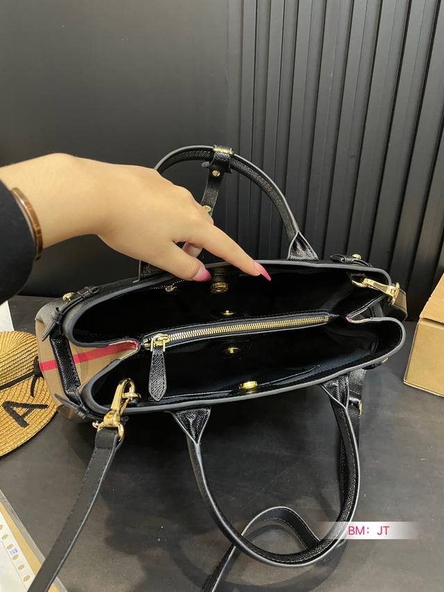 Burberry tote bag, new tote bag! Side suction mode allows for carrying while carrying a long shoulder strap, which can be worn diagonally or on one shoulder! Size: 33 25