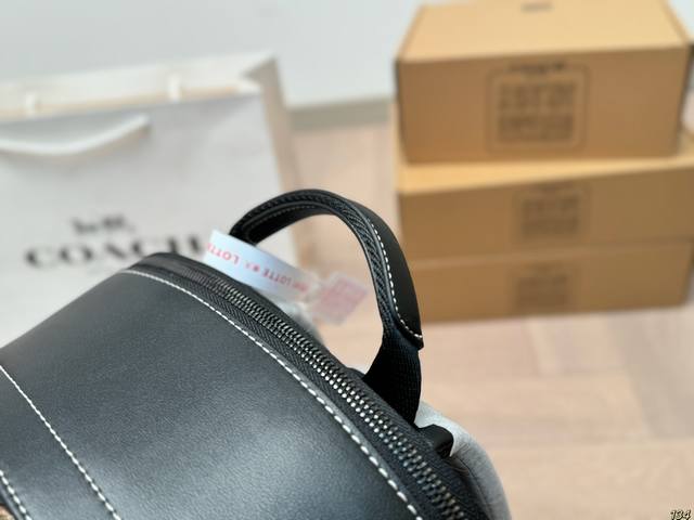 The classic Coach backpack from Coach exudes fashion, and with it, travel can be arranged again! Size 32 38: