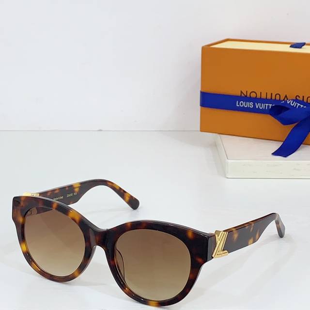 Louis Vuitton * Model: Z2422 Size: 53 Port 20-140