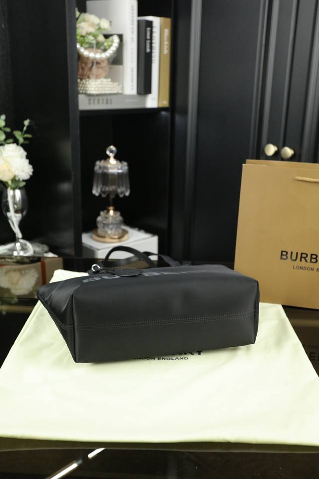 Box free Burberry nylon tote bag tote bag shopping bag tote bag is really classic. It looks good on the back no matter how you carry it. Size: 29 × 23