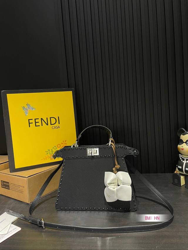 With a folding gift box, Fendi Peekaboo kitty bag is perfect for daily commuting. It's cool and luxurious. cool and cute is popular among collectors. Size: 27 * 21: