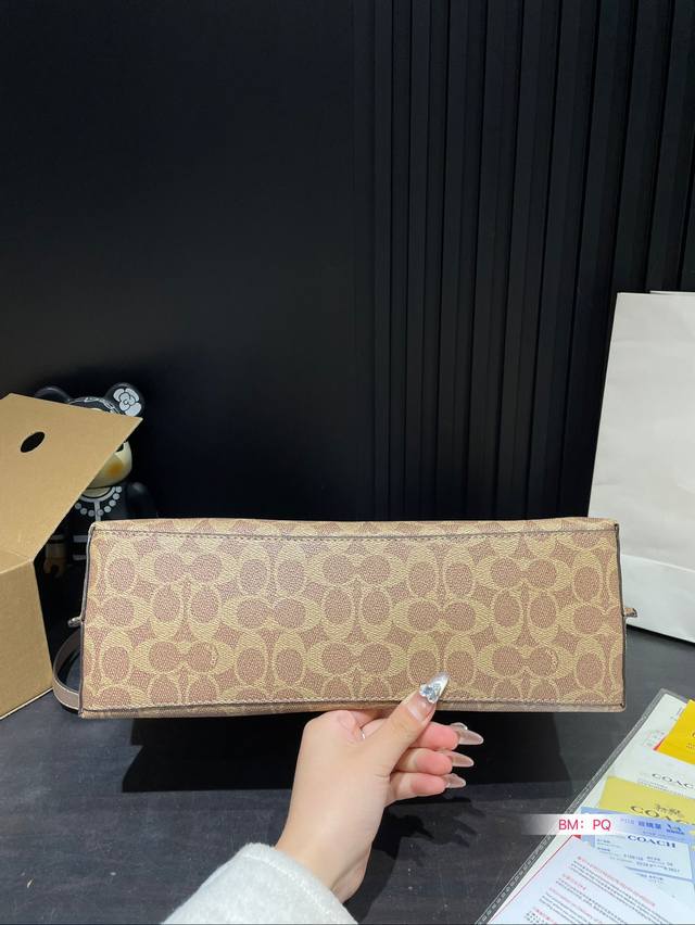 New Coach Mollie25 tote bag for Valentine's Day in January 24, with box matching. The latest shopping bag from Coach Coach OEM factory is shipped with top-quality shiny hardware logo and practical style. Multi purpose lining. lo: