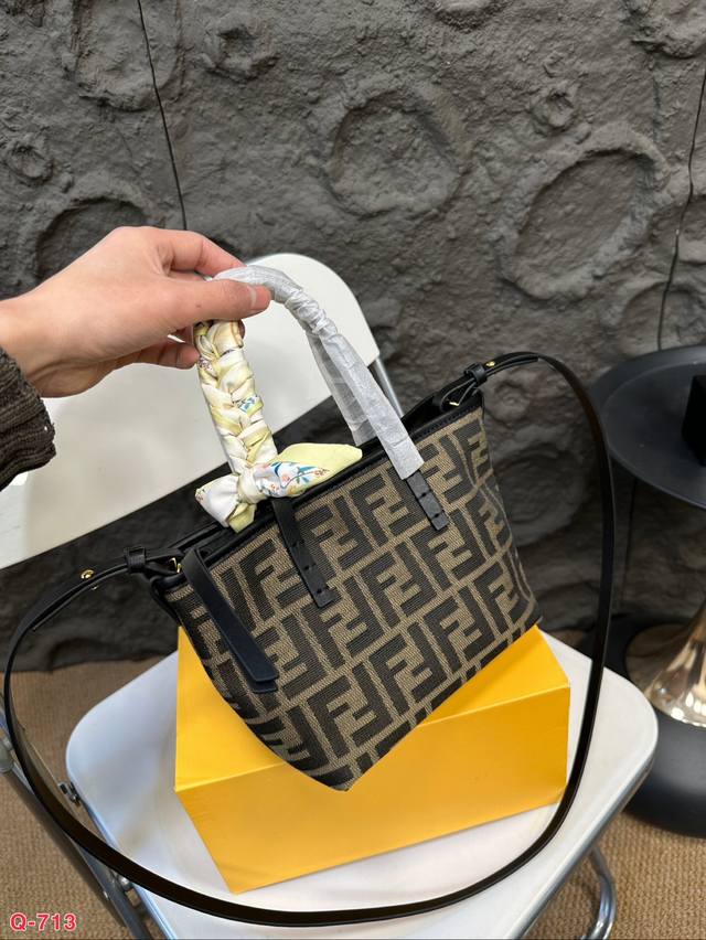 Fendi Tote Fendi's new mini roll with folding box