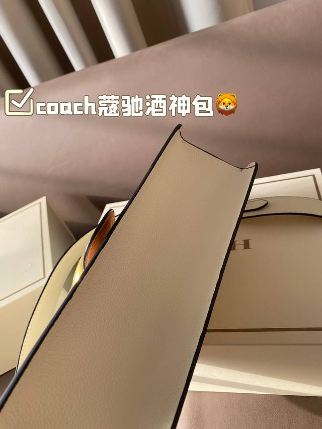 The color matching of Coach Coach's Wine God Bag this time is simply a fairy color scheme! High in appearance and versatile, suitable for both handheld and crossbody use, this is the Coach Wine God! Cute and able to pretend! Handheld crossbody looks