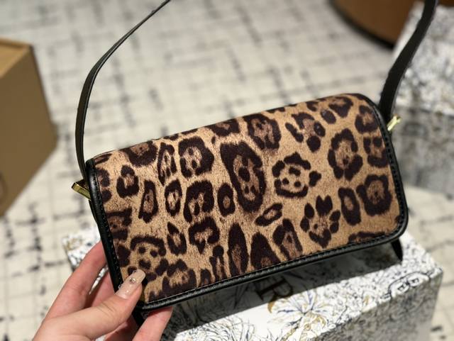 Folding gift box Dior Winter crossbody bag with low-key and unique texture, artistic atmosphere, high aesthetic value, must be included in the collection of beauty! Size 22.11: