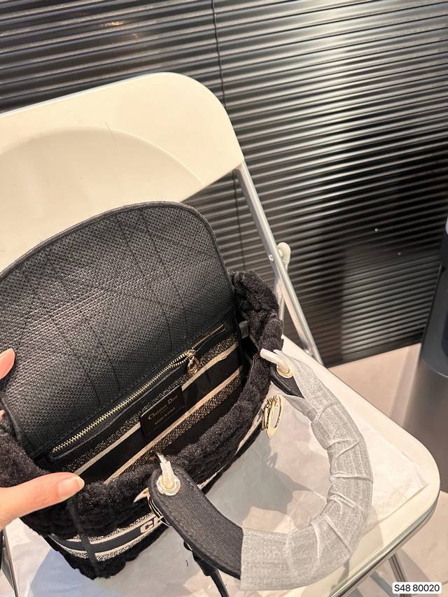 Dior's top of the line original lambhair Diana bag, Dior's new Lady D Lite series, exquisite craftsmanship, perfect color matching, overall fashion and retro, high-end and romantic. The handle and street junction are decorated with light: