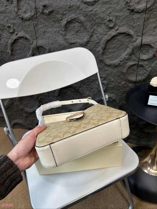 Paired with a folding box, Coach under the armpit amplifies the trick! The new Eliza series is really amazing! The minimalist design is truly eye-catching! The color is simple yet elegant, full of fashion sense, easy to match to create a sense of fas