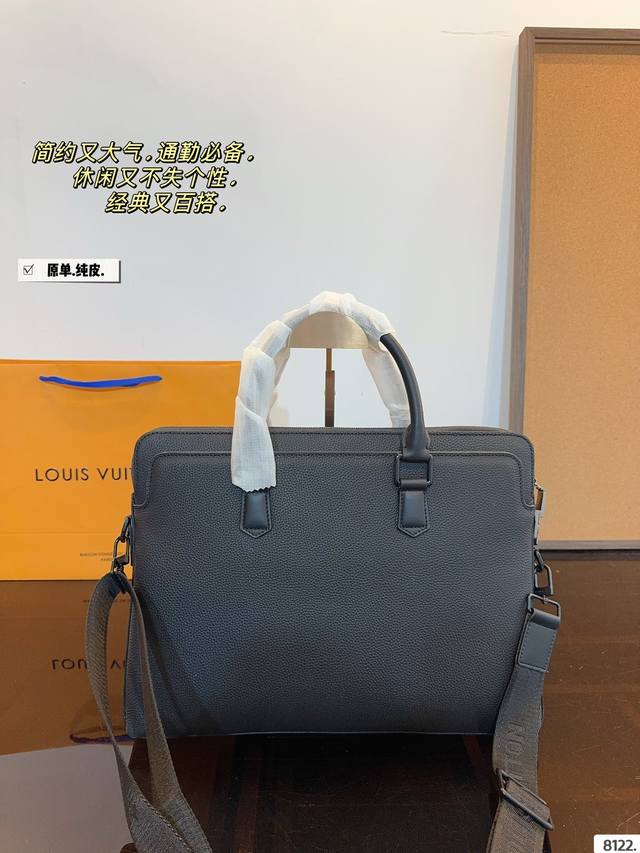 Pure leather Lv briefcase, men's bag, shopping bag, with a lifespan of no more than ten thousand years. LV fabric, original sheet, hardware, original mold, customized, super soft and comfortable feel. All hardware comes with logo size: 38 * 6 * 29cm: