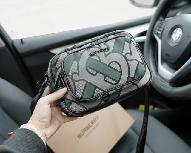 Burberry official website synchronizes the high version of the classic and timeless single shoulder crossbody backpack. The original fabric material has a delicate and deep waterproof and wear-resistant feel, which is not a common product in the mark