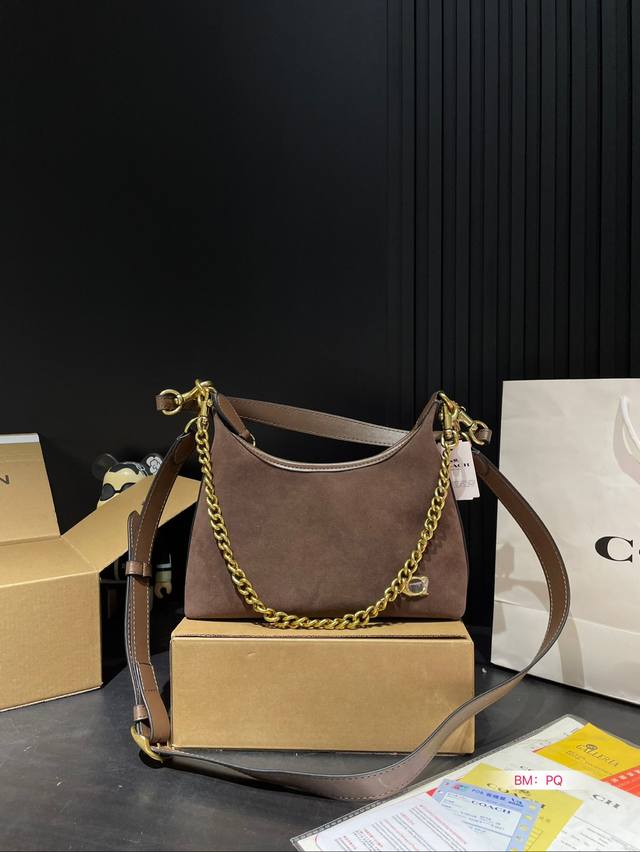 Paired with a box, Coach's new armpit bag with a spicy girl style is also so cool. The new product is so beautiful, and the new bag has a good shape for carrying. It's really cool. Family size: 25 17: