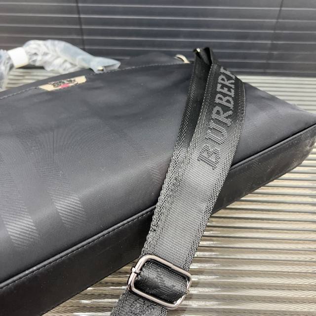 Burberry canvas men's handbag, handbag, computer bag, exquisite inlay craftsmanship, classic and versatile, photographed in the original factory fabric 28 X 38 Cm