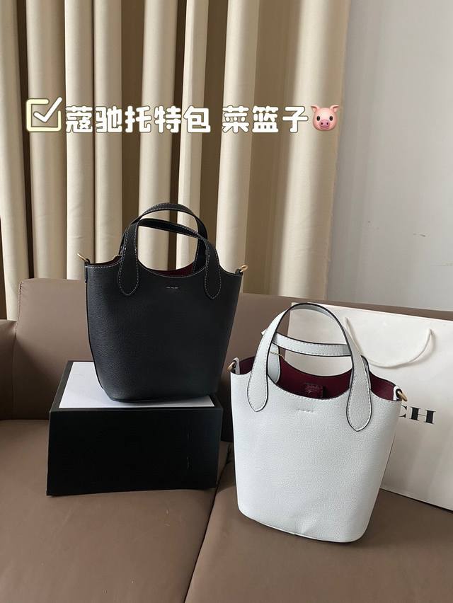 Equipped with a folding box, the unique design of the Coach Tote bag basket is fashionable and classic, super versatile for daily commuting. It can be worn on both sides and has a stylish size of 16 * 19