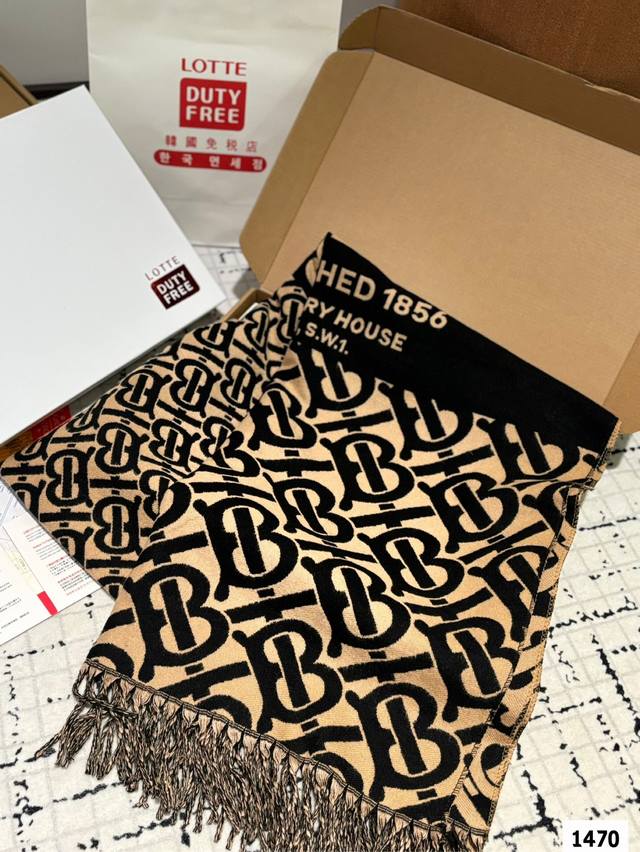 Comes with a gift box The most gentle color scheme of Burberry scarf is a cashmere scarf with a great atmosphere. Don't you want to order such a beautiful scarf now?