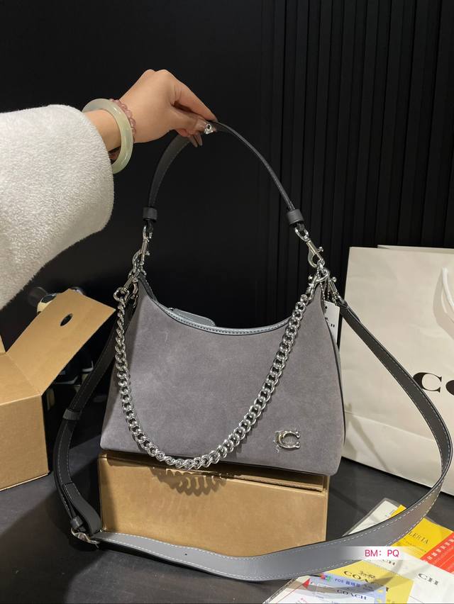 Paired with a box, Coach's new armpit bag with a spicy girl style is also so cool. The new product is so beautiful, and the new bag has a good shape for carrying. It's really cool. Family size: 25 17:
