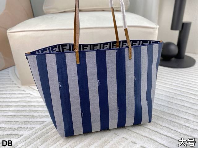 Box free Fendi capsules, large tote shopping bag with floral stripes and a touch of retro fashion. Comes with a long shoulder strap that can be carried on the shoulders and is also easy to carry. The capacity is also sturdy, cute, playful, and practi