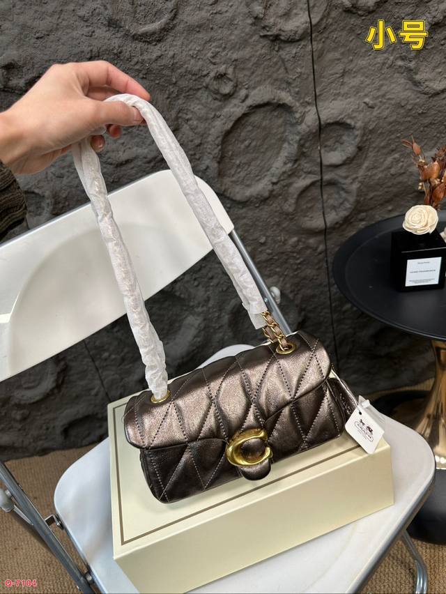 Paired with a folding box, Coach Wine God Wow, Coach's shining and charming second Tabby is definitely not unfamiliar and can be considered as Coach's main force. The little fairy will definitely not miss out on the fashionable and essential autumn a