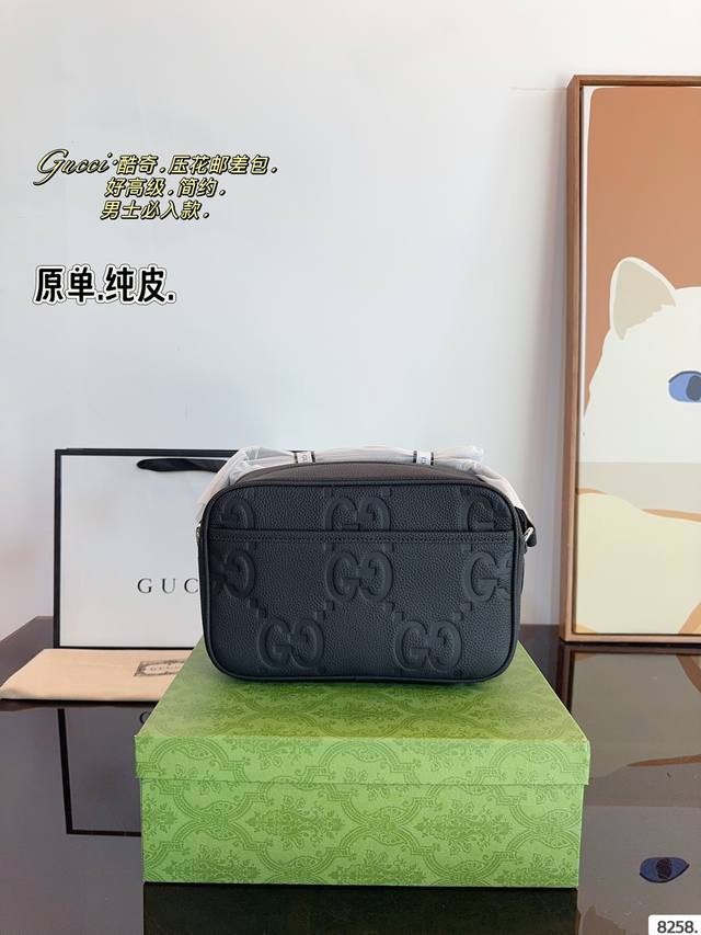Pure leather gift box Gucci Kuqi Ophidia crossbody bag Gg men's bag is here~As time goes by, embossing is also a durable and timeless element. This bag has a small and stylish design, still with a retro tone, square and upright: