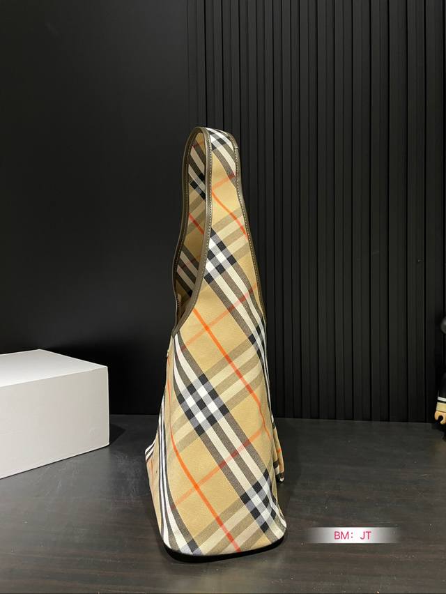 Paired with a folding box, the new Hobo from Burberry looks so great! It's completely covered in grass and the overall body is very light and stylish. There is also a sub bag that can be disassembled. The size is just right and super suitable for dai